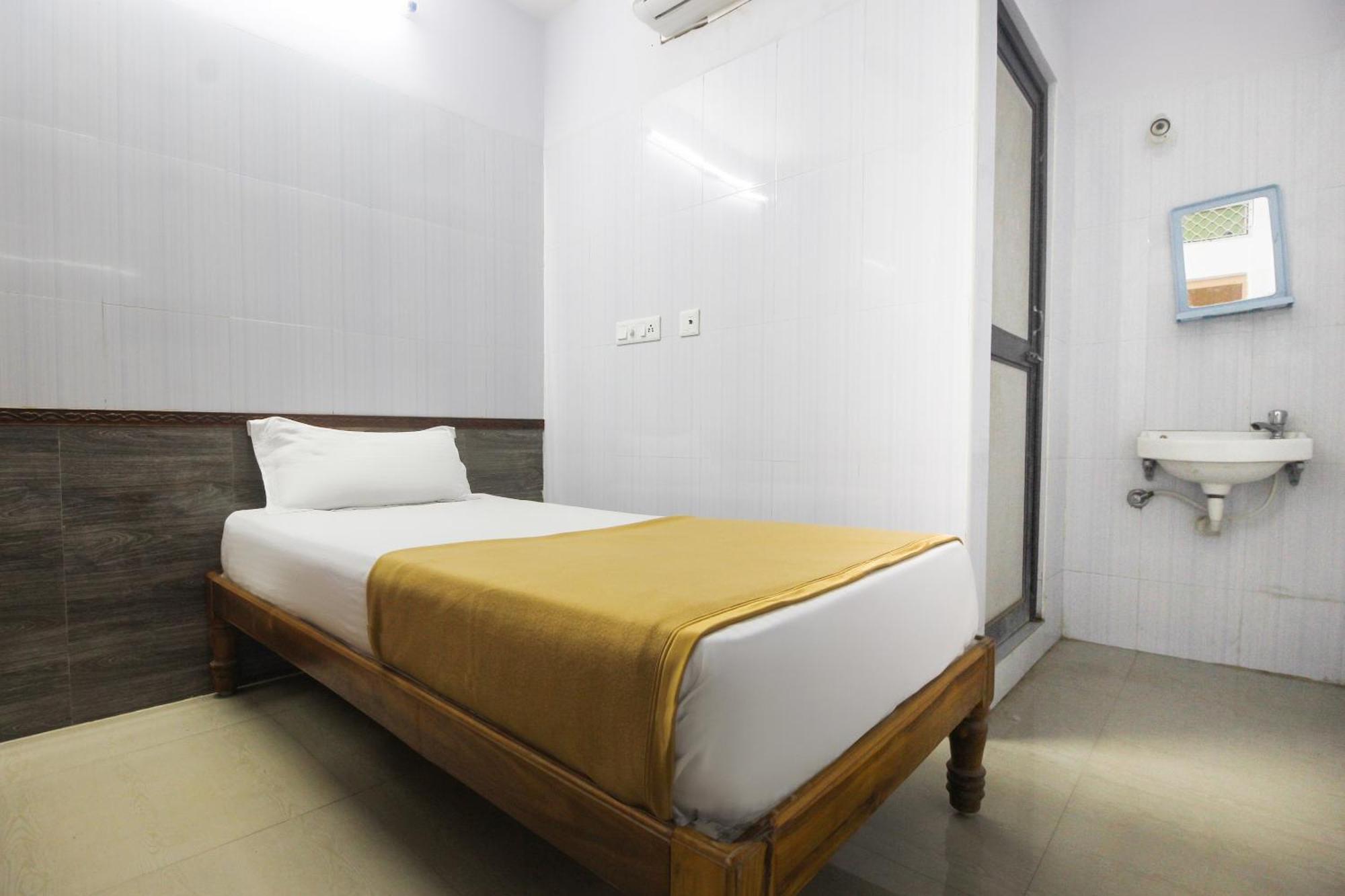 Hotel O Jks Deluxe Lodge Udaiyarpalaiyam Exterior photo